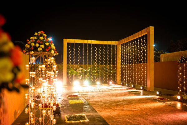 Beautiful place made with wooden square and floral decorations for outside wedding ceremonies in wood.